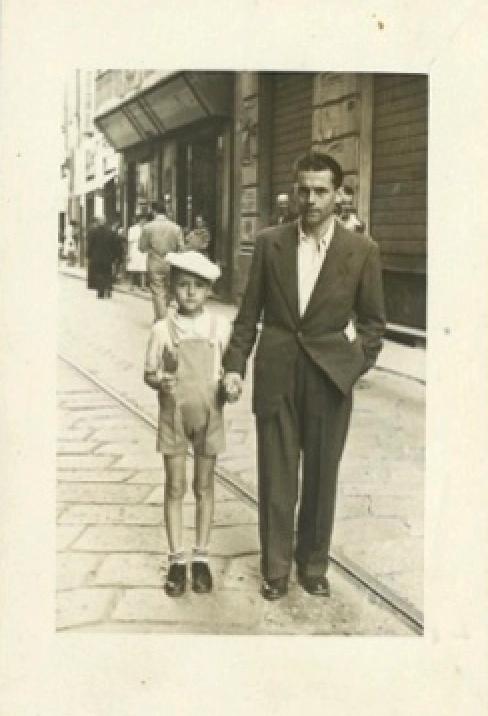 Bertè bambino dà la mano al padre